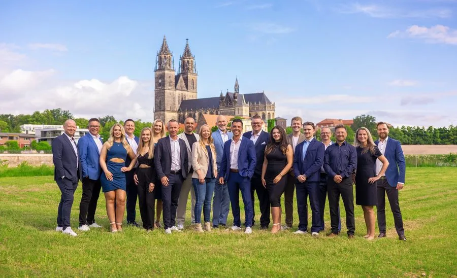 Das Team der Sorglosmakler GmbH vor dem Magdeburger Dom